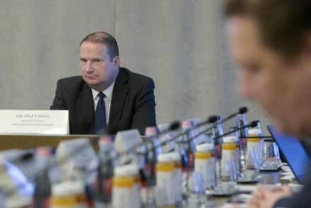 Volt államtitkár a rendőrségen mint gyanúsított: a Tisza Világ miatti minisztériumi kirúgások vezethettek a nyomozásig