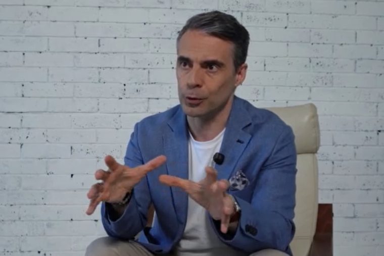„Két nap után kiszavaznak a picsába” – kívánt sok szerencsét Vona Gábor felesége az Árulókban szereplő politikusnak, aki régen még az RTL székházát is lerombolta volna