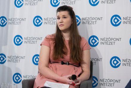 Piros tollal javította Magyar Péter angolját Zemplényi Lili – de ki ő, és mi vezetett idáig?