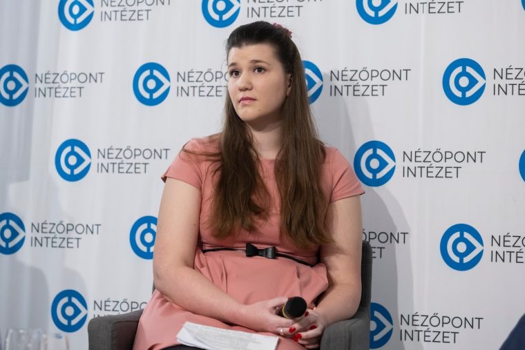 Piros tollal javította Magyar Péter angolját Zemplényi Lili – de ki ő, és mi vezetett idáig?