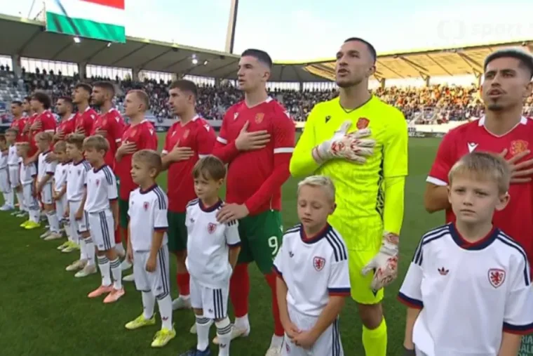 A bolgár himnusz szólt a cseheknél, miközben a kivetítőn hirtelen a magyar zászló tűnt fel