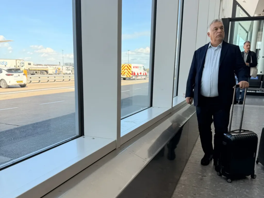 Londonból indult haza, miközben korábbi miniszterét börtönbe vitték, az Orbán Viktorról szóló cikkhez