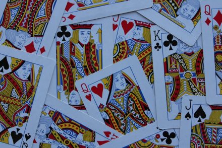 Hat bingószelvény és kilencven különböző szám a Royal casino 90 golyós bingójának világában