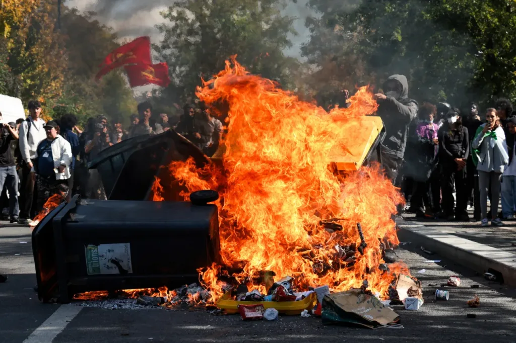 Égő barikád diáktüntetésen – francia diákzavargások az oktatás állapota és a tanárhiány miatt, a Sébastien Lecornuról szóló