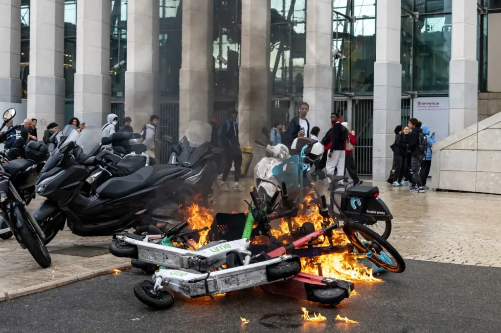 Égő rollerek a marseille-i diáktüntetésen – a tanárhiány ellen tiltakozók tűzoltóautót is felgyújtottak, a Sébastien