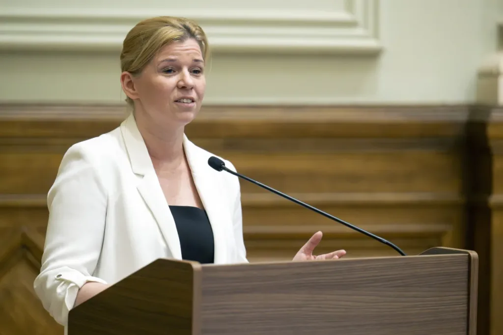 Szónok a pulpitusnál – elrendelték Varga-Bajusz Veronika letartóztatását az NKA-ügyben